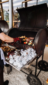 Grill-Buffet auf der Kiesterrasse.