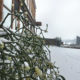 Es schneit und wird weiß rund um das Heckers Restaurant.