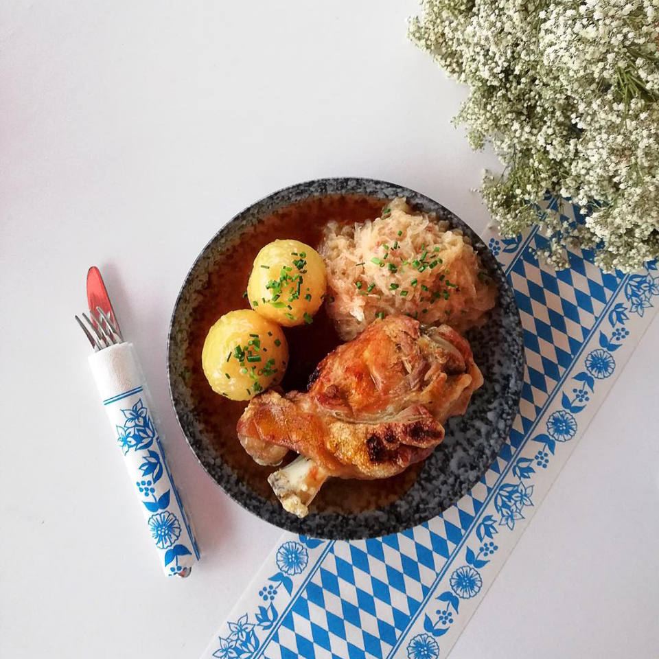 Knusprige Haxen dazu original Oktoberfestbier von Löwenbräu. 🍖🍻 - Heckers