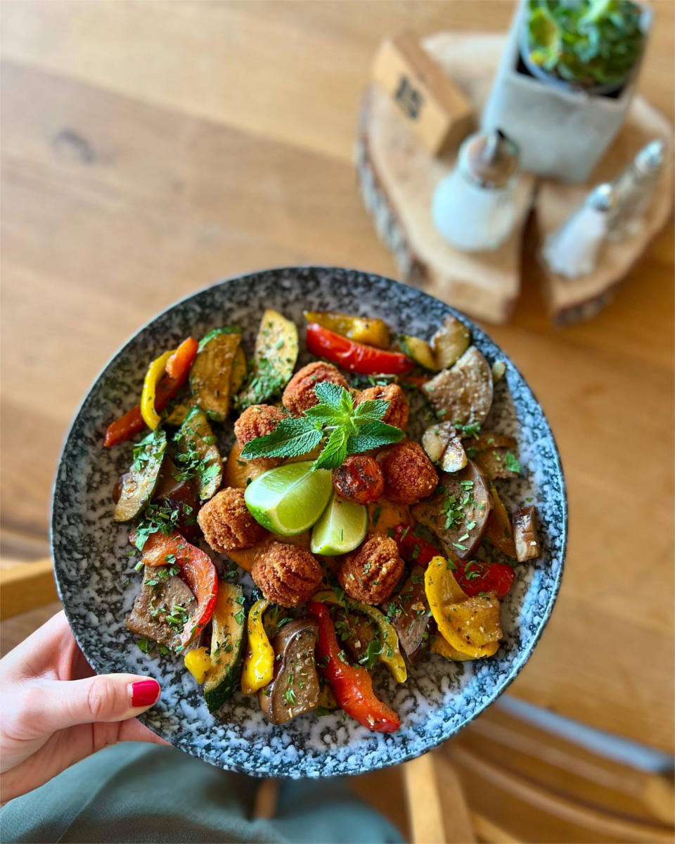 Kennt ihr schon unser VEGANES Rote-Bete-Ingwer-Falafel Gericht? 🌱 - Heckers Kennt ihr schon unser VEGANES Rote-Bete-Ingwer-Falafel Gericht? 🌱 - Heckers